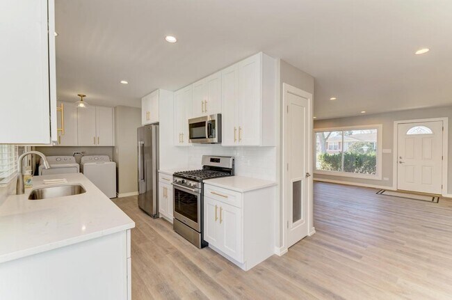 Building Photo - 935 Elmwood Ln