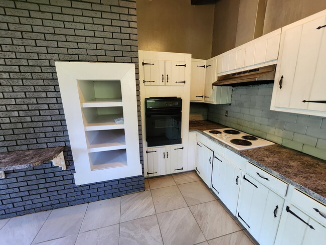 Building Photo - 4001 Calhoun Dr