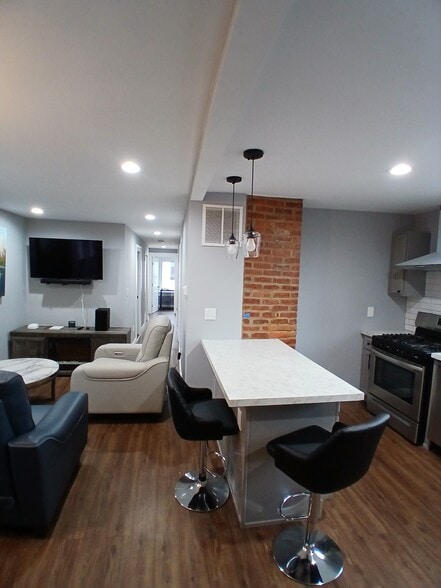 Living Room/Kitchen - 17 Thomas St