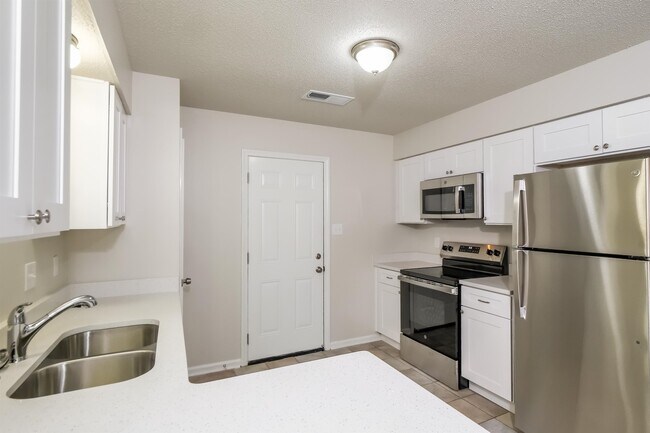 Building Photo - 7073 Gleneagles Dr