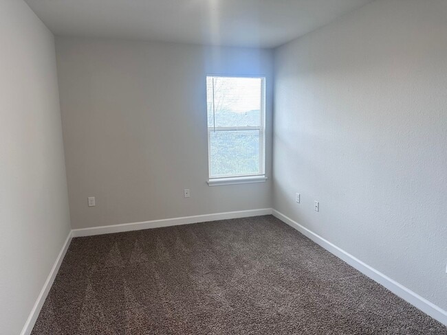 Building Photo - 3 Bed | 2.5 Bath | 2 Car Garage Townhome in Grain Valley w/ Special