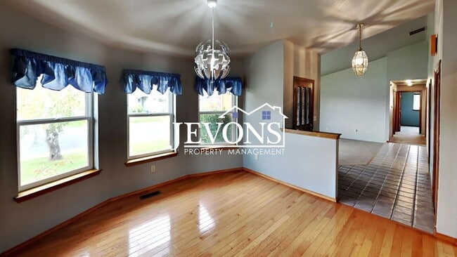 Building Photo - Enjoy this 3-bedroom home featuring a fully equipped kitchen, a two-car attached garage, and a fe...