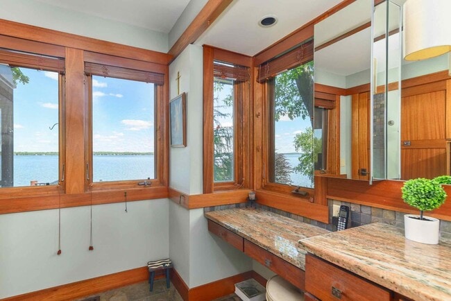 Building Photo - Lake Mendota Dream Home in Desirable Sprin...