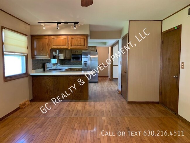 Building Photo - ***SINGLE FAMILY RANCH / 3 BDRM / 2.5 BTH ...