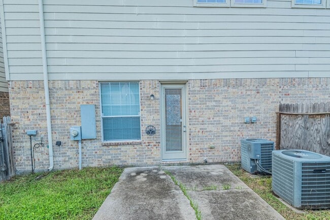 Building Photo - 10623 Wallingford Pl
