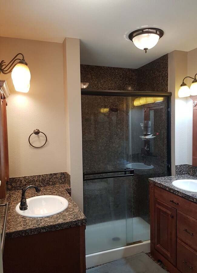 Master Bath - 1819 S Woodlawn St