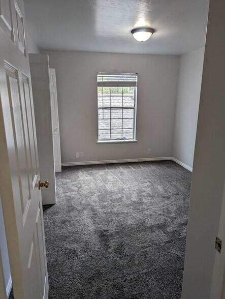Building Photo - 1050 S Orem Blvd