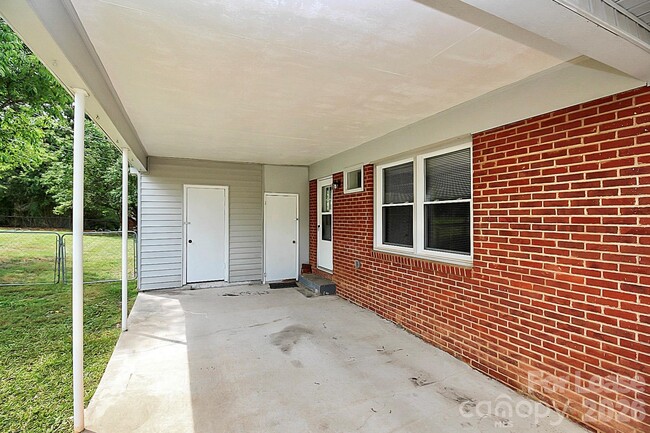 Building Photo - 1017 McLain Rd