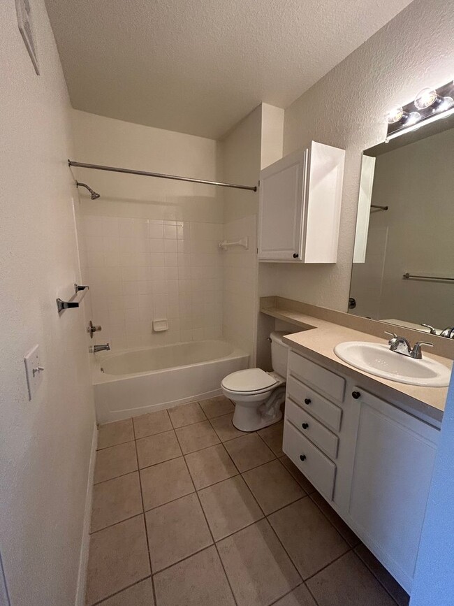 Building Photo - Beautfiul 1BR/1BA Condo in Visconti in Mai...