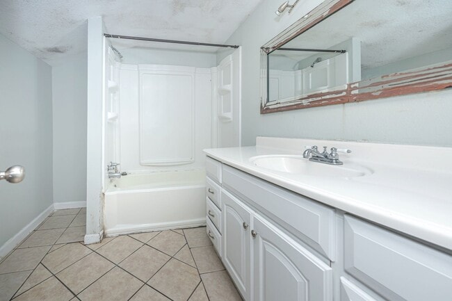 Building Photo - Charming 4-Bedroom, 2-Bath Home in a Prime Location