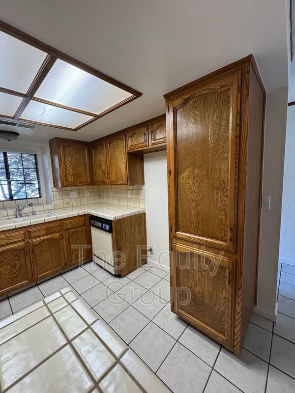 Building Photo - 736 S Linwood St