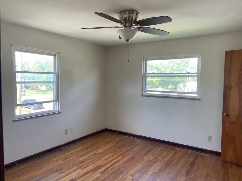 Bedroom - 1095 S James Rd