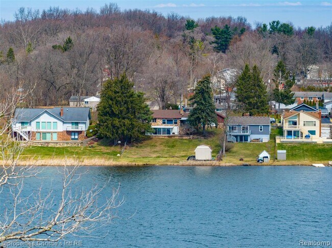 Building Photo - 2739 Lakeridge Ave