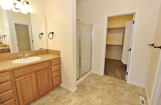 Building Photo - 2122 W Pine Ave