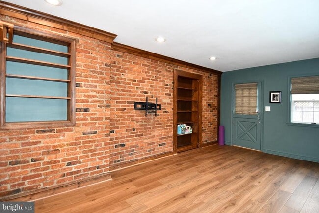 Building Photo - 9325 Long Branch Pkwy