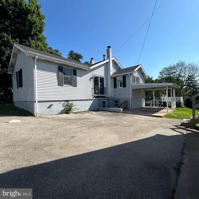 Building Photo - 379 Dehaven St