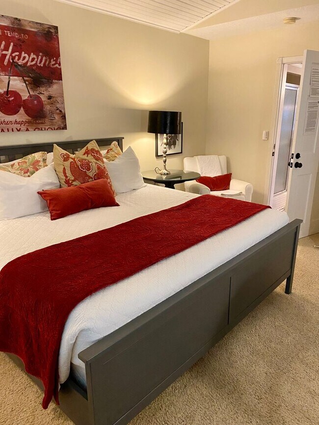 Building Photo - Home on East Bay – Impeccably Furnished Off-Season Retreat