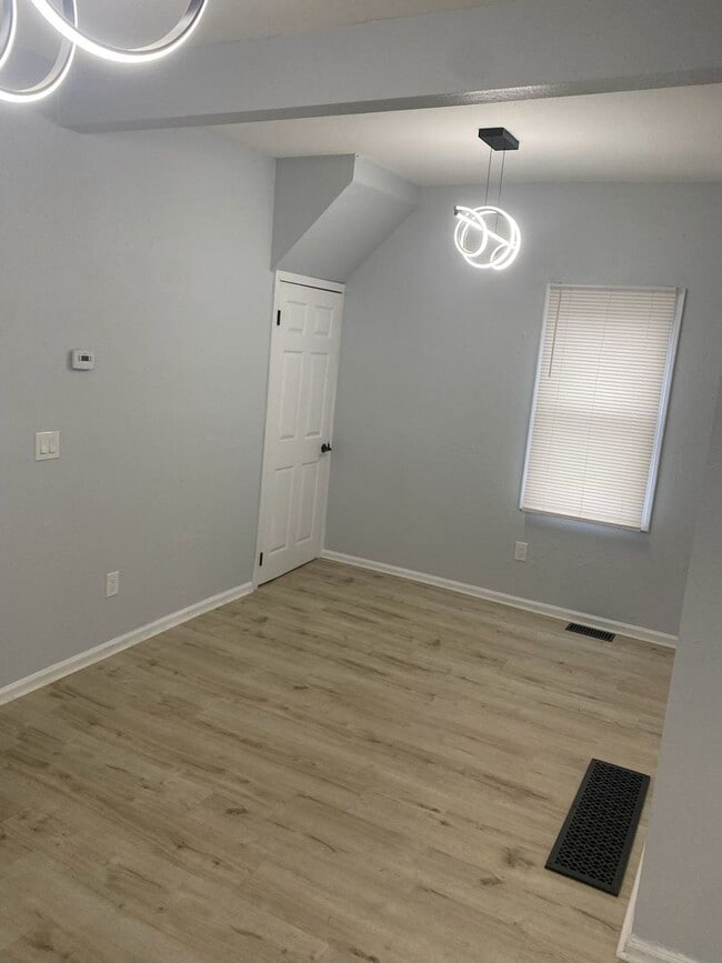 Building Photo - 4093 E 66th St