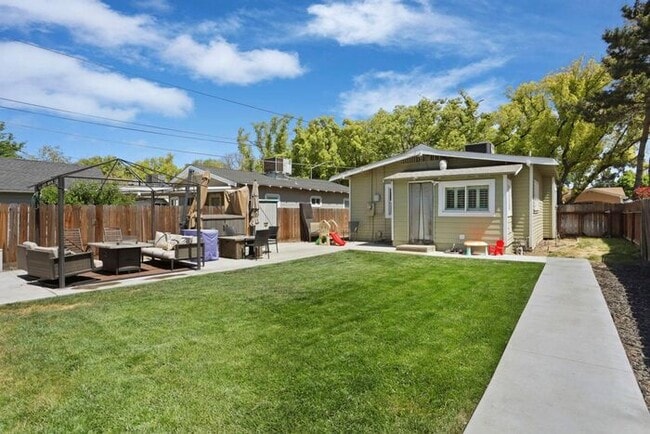 Building Photo - Adorable 2 Bedroom 1 Bath Cozy Modesto Home