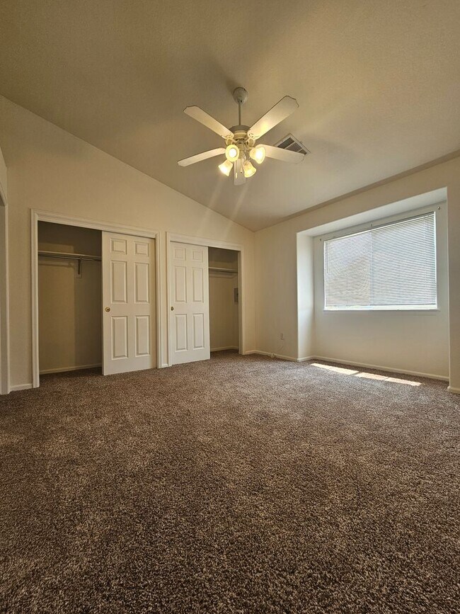 Building Photo - Spacious Second Floor Condo