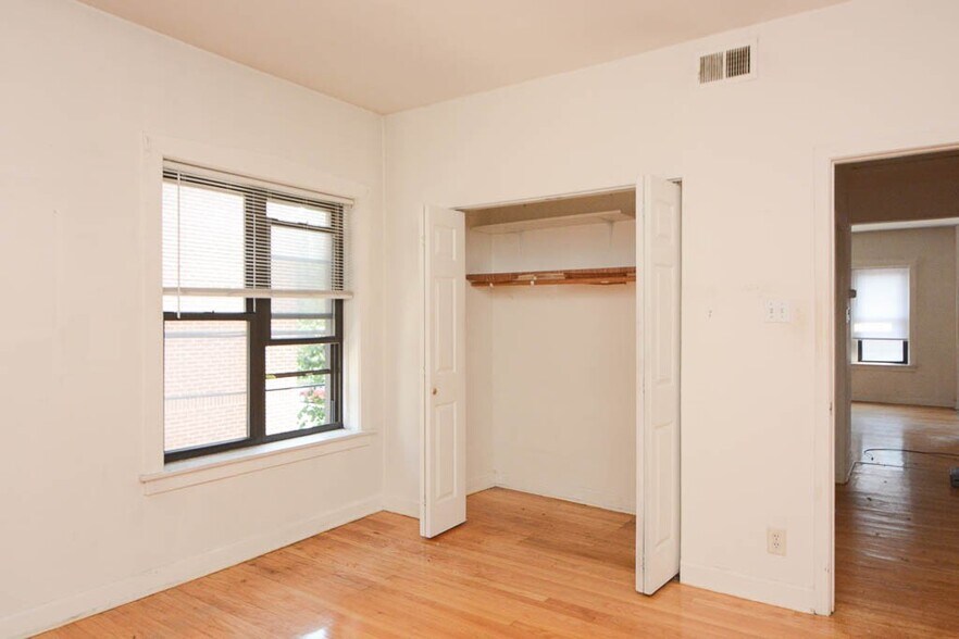 Building Photo - 2249 W Wilson Ave