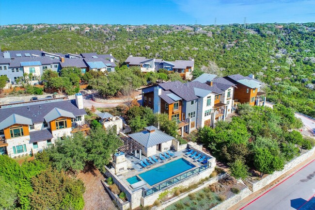 Building Photo - Lovely Hillside Condo on 2222