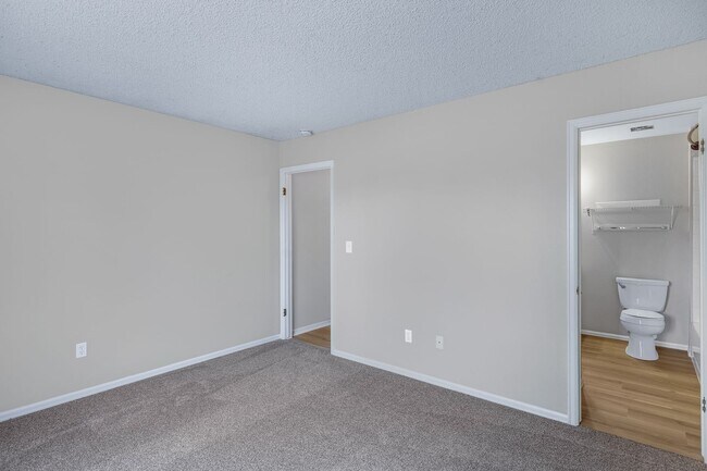 Building Photo - Pet Friendly 2 Bedroom Townhome located close to downtown Colorado Springs