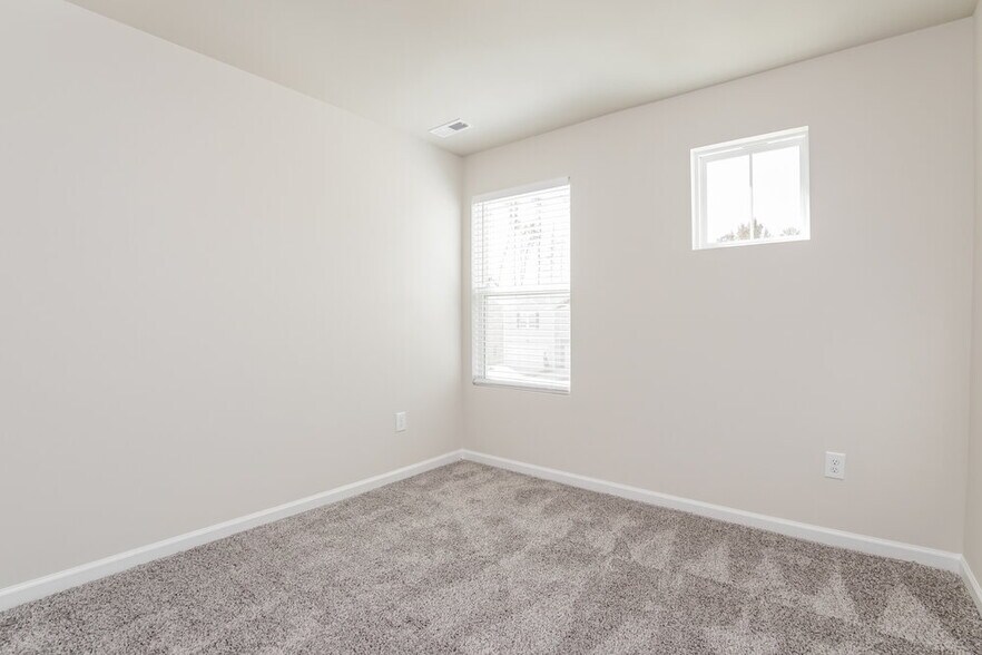 Building Photo - 213 Brook Farm Ln