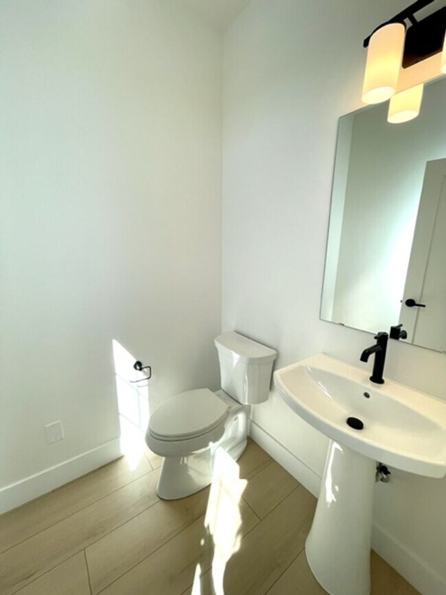 Building Photo - 3070 NE Terreo Pl