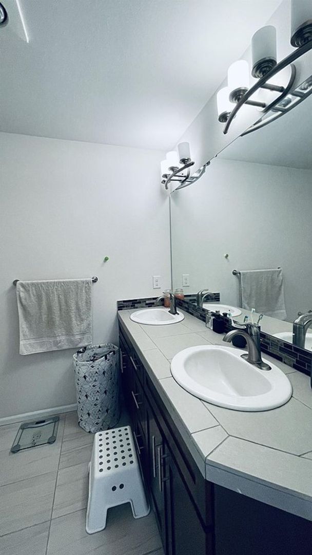 Building Photo - Highly sought-after townhome at Mill Creek...