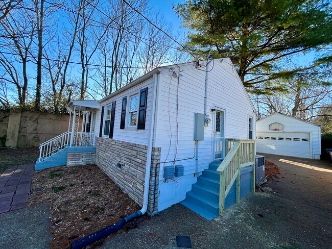 Building Photo - 2221 Sadler Ave