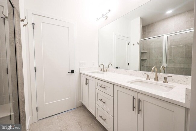 Building Photo - 4 Cherry Ln