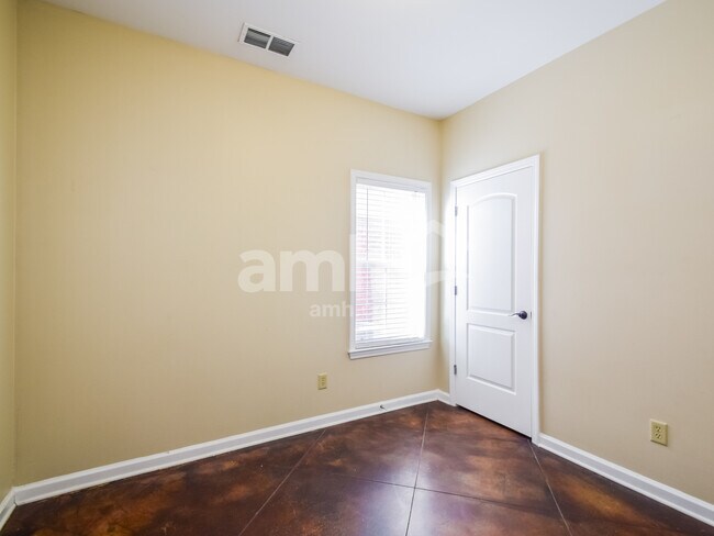 Building Photo - 2406 Lake Garden Dr