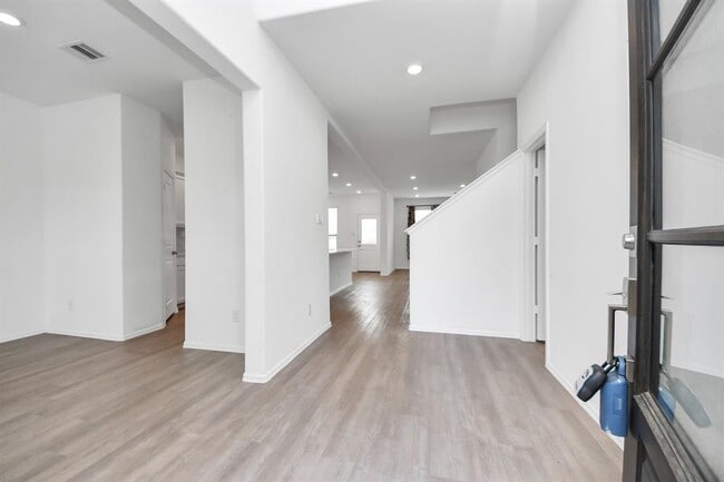 Building Photo - 24063 Hawthorn Lks Dr