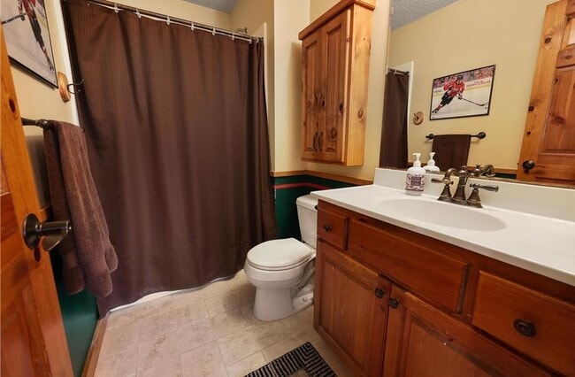 Building Photo - 4 Bedroom Townhome