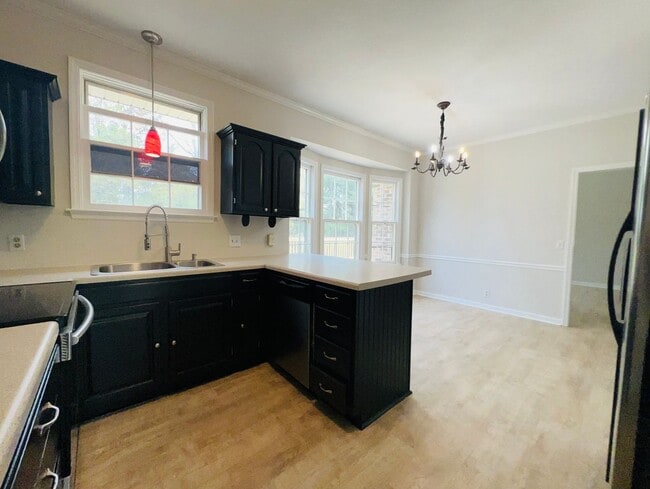 Building Photo - Newly Renovated Home on Quiet Neighborhood