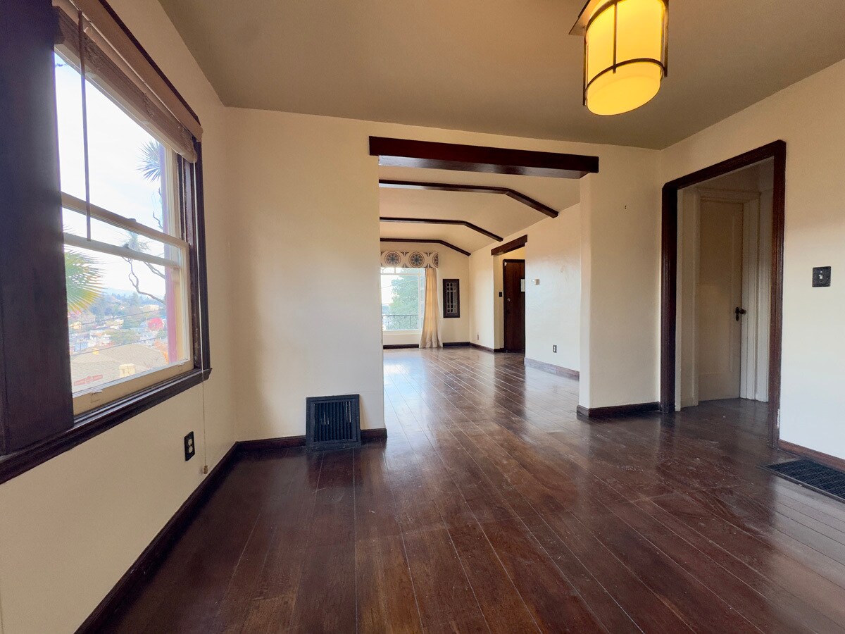 Building Photo - 645 Jean St