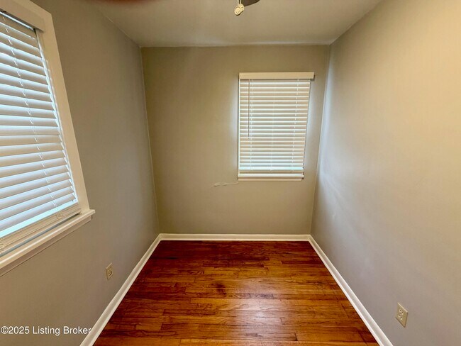 Building Photo - 1825 E Oak St