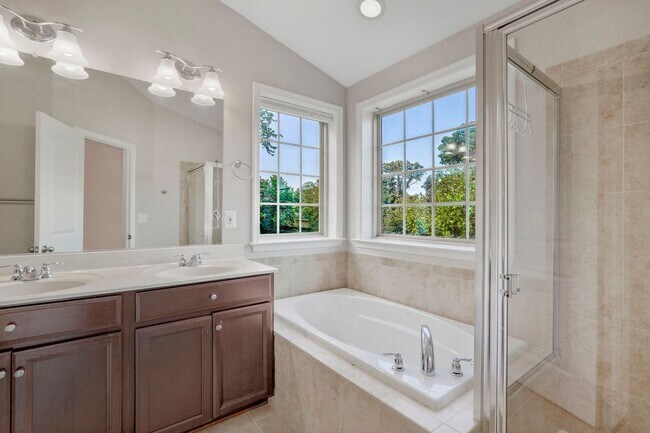 Building Photo - 102 Vista Knoll Dr