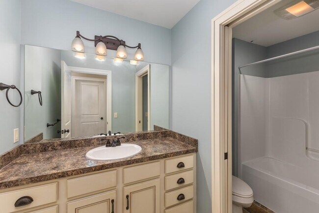 Building Photo - 835 Cherry St SE