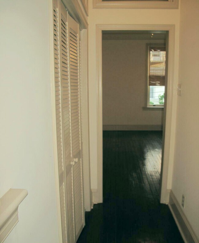 Hall to bedroom - 408 Mowbray Arch