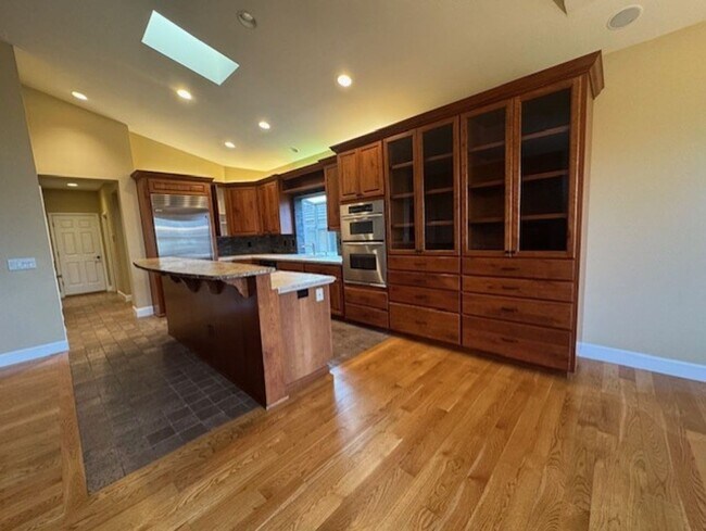 Building Photo - Broken Top Gated Community