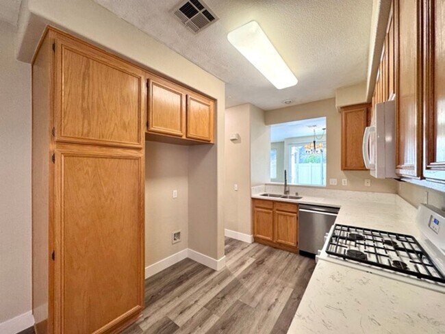 Building Photo - Beautiful and Spacious 3 Bedroom 2.5 Bath ...