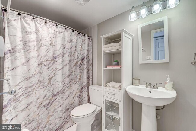 Building Photo - 11260 Chestnut Grove Square