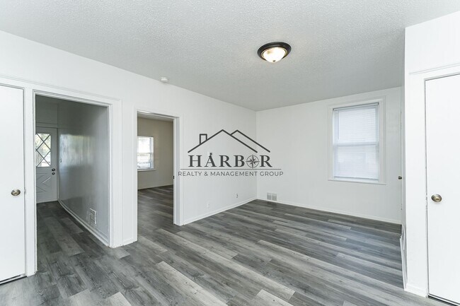 Building Photo - 4 Bedroom Home-Walking Distance to Downtown Rochester!