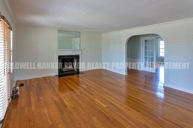 Building Photo - 323 Walsh Rd