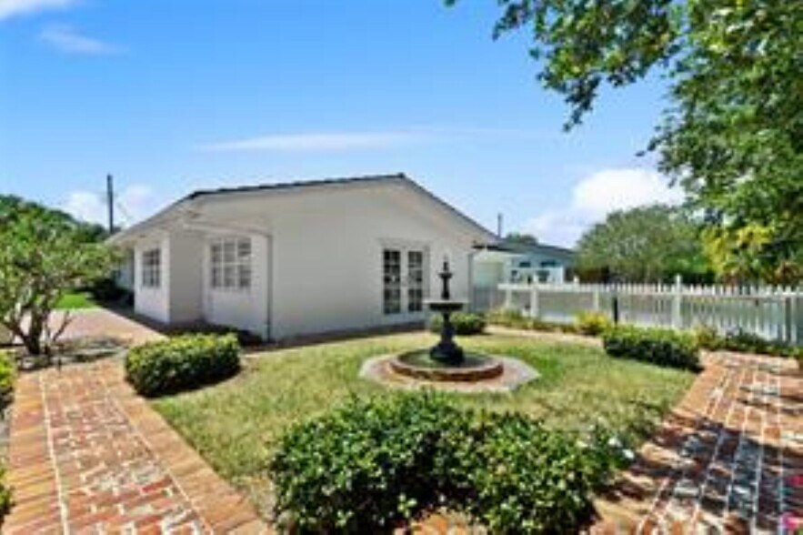 Building Photo - 2070 NE 54th Ct