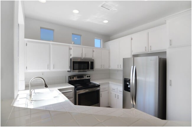 Building Photo - 2 Bedroom Condo in the Breakers!