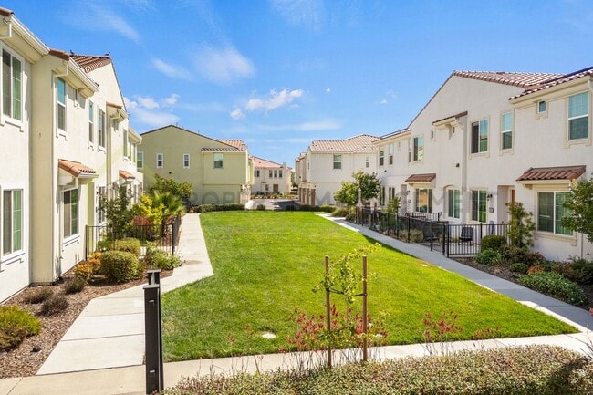 Building Photo - For Rent: Stylish 3-Bedroom Townhouse with...