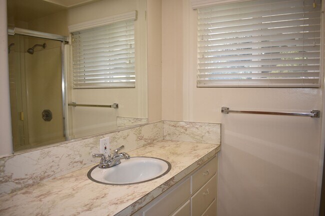 Building Photo - 3794 Circle Dr